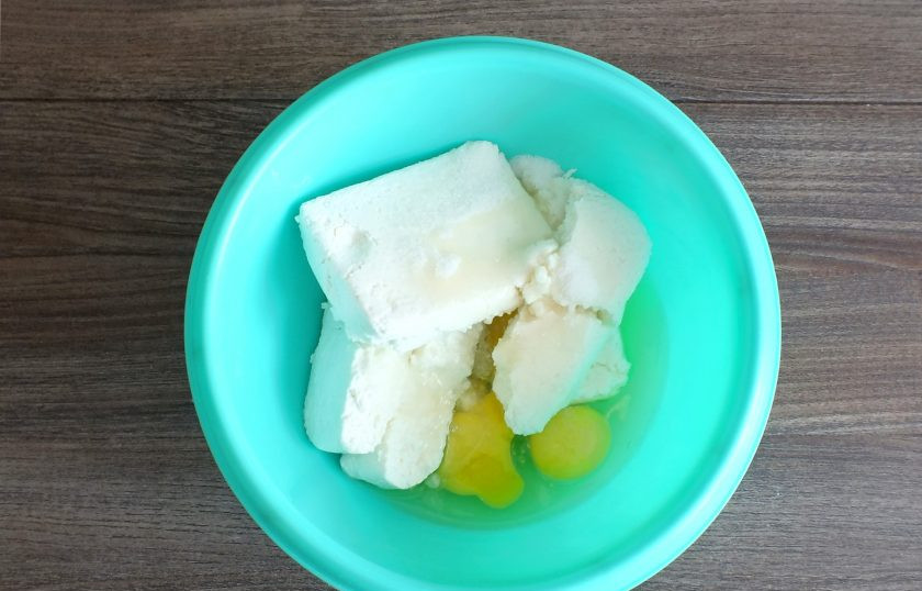 1. Этап. Творожная запеканка с кускусом: В отдельную чашу переложите творог. К нему добавьте яйца, сахар, ванилин, соль.