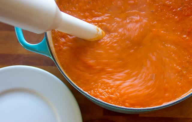 1. Этап. Суп-пюре в блендере: Доведите до кипения, потом убавьте огонь и минут 20 готовьте. Потом уберите суп с огня, с помощью блендера измельчите содержимое в пюре.