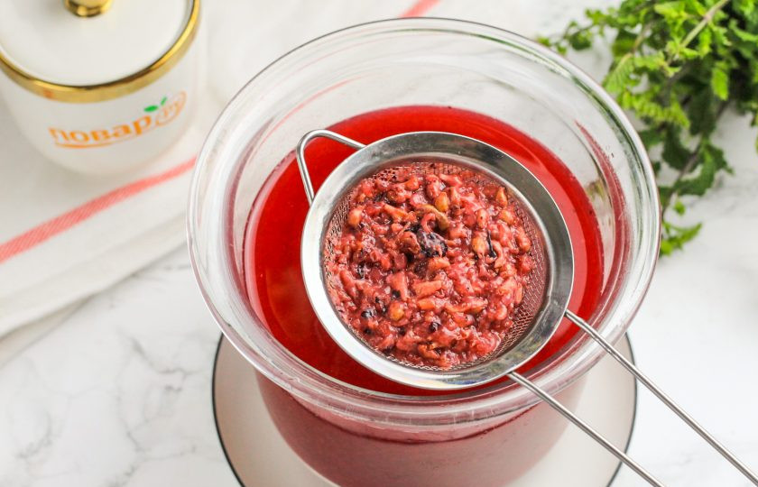 1. Этап. Рецепт вина из винограда в домашних условиях: Затем тщательно процедите ее через ситечко с мелкими ячейками или через двойной или тройной слой марли.