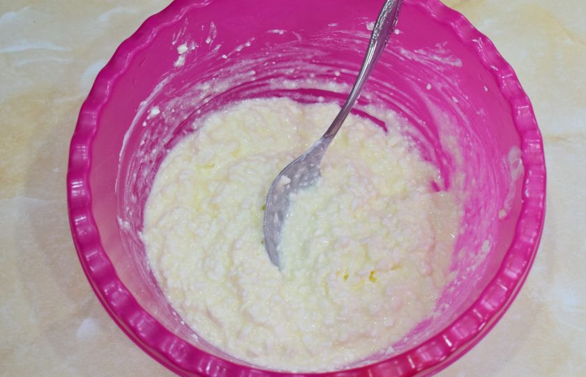 1. Этап. Галета с творогом и малиной: Все ингредиенты смешайте вручную. Миксер брать не надо, так как он сделает творожную начинку жидкой.