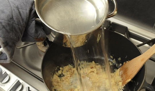 1. Этап. Французский чесночный суп: 7. Влейте кипящую воду.