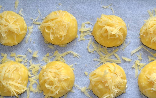 1. Этап. Заварные французские булочки: После присыпьте булочки оставшимся сыром, снизьте температуру до 180 градусов и выпекайте до румяности еще 15 минут.