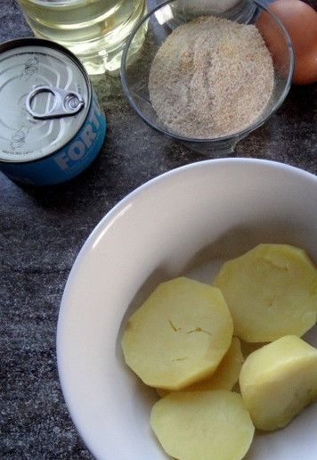 1. Этап. Картофельные шарики с тунцом: Овощ нарезать и отварить до готовности.