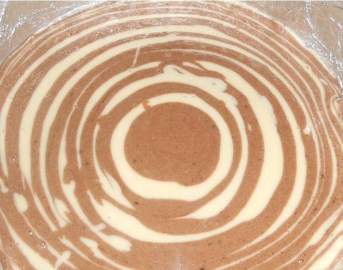 1. Этап. Торт Зебра на кефире: И так продолжайте по ложке лить тесто, чередуя, пока оно не закончится.