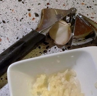 1. Этап. Морковь с яйцом: Зубчики чеснока очищаем и измельчаем давилкой.