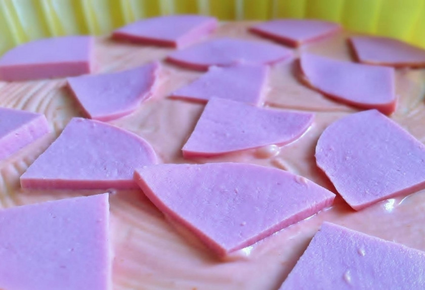 1. Этап. Закусочная пицца на слоеном тесте: 5. Варенную колбасу нарезаю кусочками и распределяю равномерно по тесту.