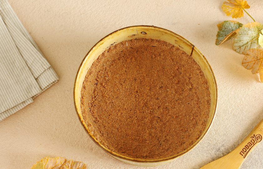 1. Этап. Творожный пирог по Дюкану: Затем сверху выложите творожную массу и разровняйте ее лопаткой. Отправьте в духовку еще на 20-25 минут.