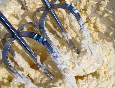 1. Этап. Сладкий кексик: 1. Для приготовления теста понадобится глубокая мисочка, в которую необходимо отправить масло, яйцо, сахар и ванильный экстракт. Венчиком или миксером взбить массу до воздушности. Затем добавить йогурт (в рецепт приготовления сладкого кексика можно использовать также кефир или ряженку, например) и всыпать просеянную с солью и разрыхлителем муку.