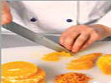 1. Этап. Филе индейки с апельсинами: 2. Вымыть апельсины. Теркой снять цедру и острым ножом осторожно срезать горький белый слой. Толстыми кружочками нарезаем один апельсин. Вырезаем мякоть из второго апельсина и, удалив косточки, небольшими кубиками нарезаем мякоть.