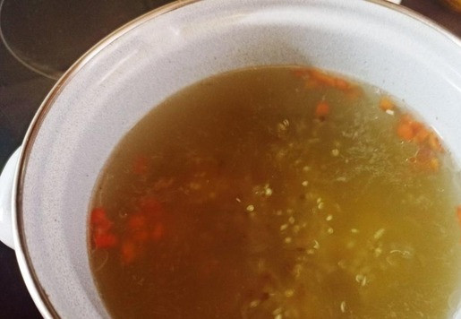 1. Этап. Сырный суп с колбасой и киноа: В кастрюлю с куриным бульоном положить специи, картофель и киноа. Киноа варится быстро, 15-20 минут. Варить с момента кипения минут 15 до готовности картофеля.