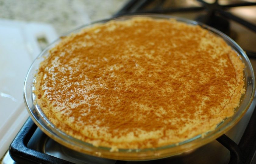 1. Этап. Открытый пирог с заварным кремом: 7. Вылейте приготовленный заварной крем в форму с выпеченной коркой и посыпьте корицей, оставьте до охлаждения, затем отправьте в холодильник.