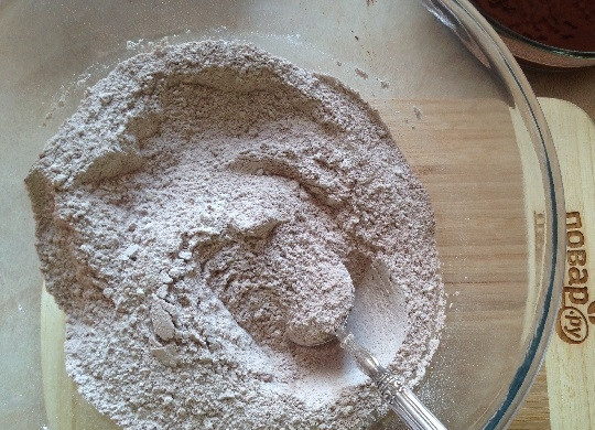 1. Этап. Очень шоколадные маффины с клюквой: 5. И перемешаем до однородности.