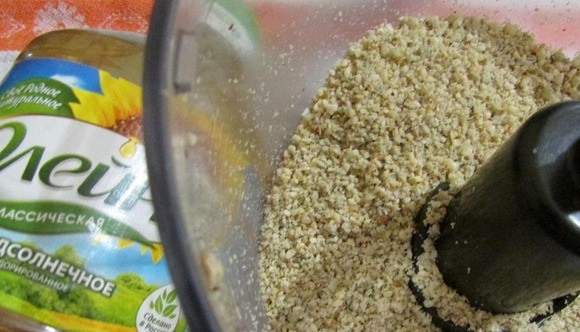 1. Этап. Халва подсолнечная Нежная: Пересыпьте обжаренный фундук и еще горячие семена подсолнечника в чашу для блендера. Взбивайте ингредиенты на максимальной мощности до тех пор, пока они не превратятся в однородную массу.