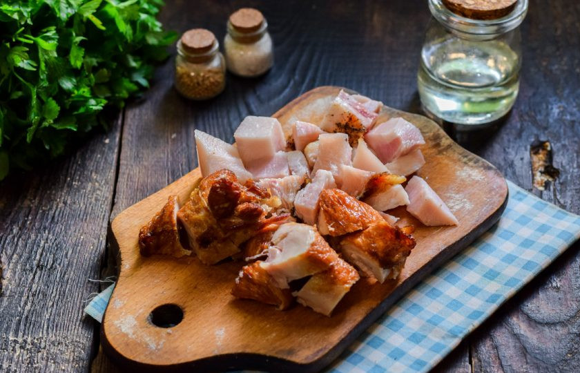 1. Этап. Суп с копченостями и вермишелью: Подготовьте бекон и копченую курицу, нарежьте небольшими по размеру кусочками.