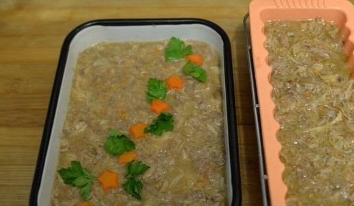 1. Этап. Холодец Три ноги: Заливаем мясо, процеженным бульоном. Даём холодцу остыть на столе, далее ставим в холодильник для полного застывания минимум на 6 часов, лучше на ночь. Ни в коем случае не даём холодцу замёрзнуть.