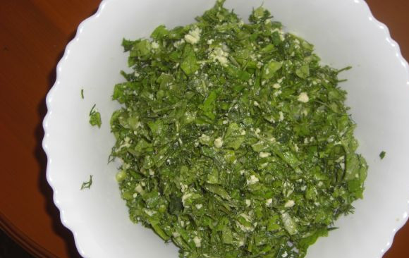 1. Этап. Лаваш с зеленью: Зелень моем и мелко нарезаем. Добавляем измельченный сыр, солим и перчим. Все хорошо перемешиваем.