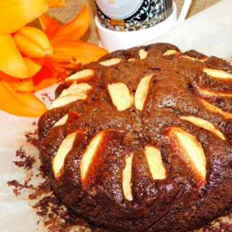 Шоколадный пирог с яблоками (без яиц)