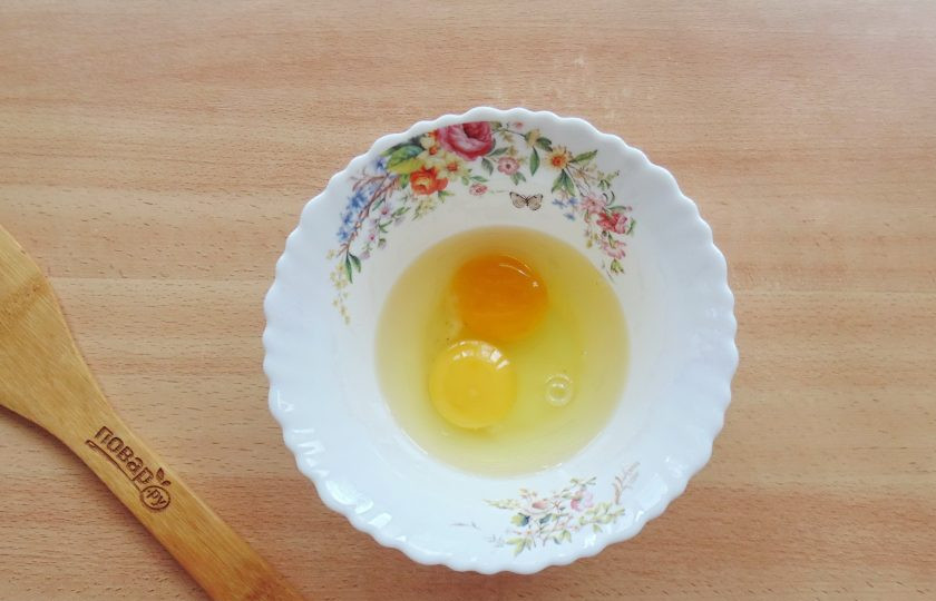 1. Этап. Цветная капуста с фетой: Приготовьте заливку, пока капуста варится. В мисочку разбейте яйца.