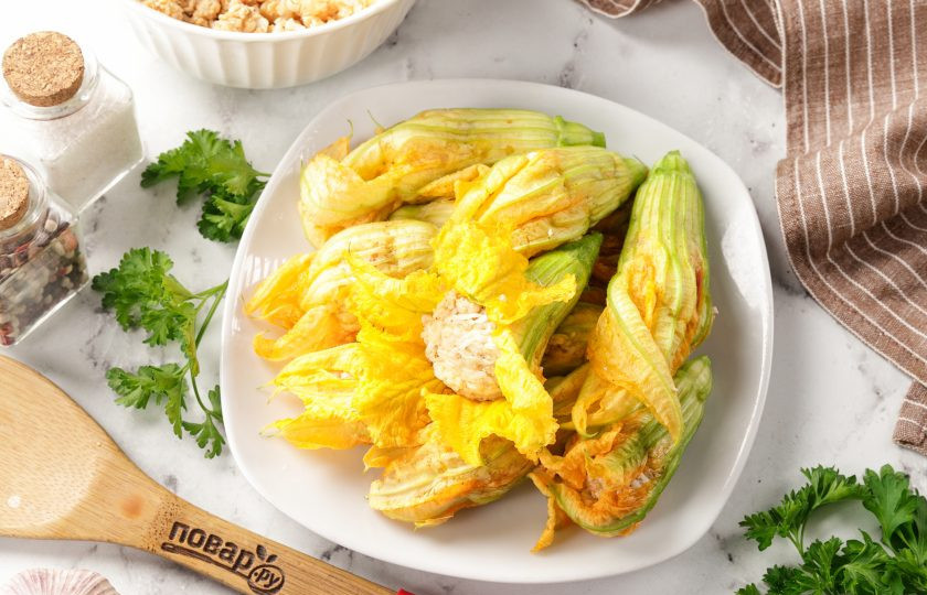 1. Этап. Фаршированные цветки тыквы: Наполните каждый цветок небольшим количество начинки и закройте лепестки.