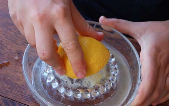 1. Этап. Салат Цезарь с майонезом: Выдавить сок из половинки лимона.