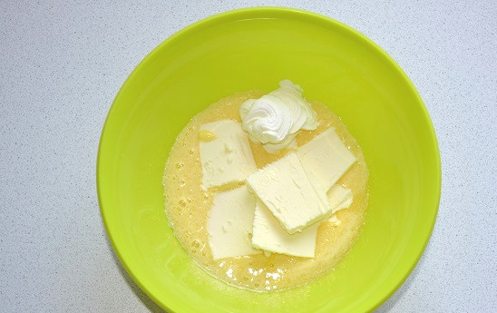 1. Этап. Торт Вера: И немного сметаны. Тщательно взбейте до однородности.