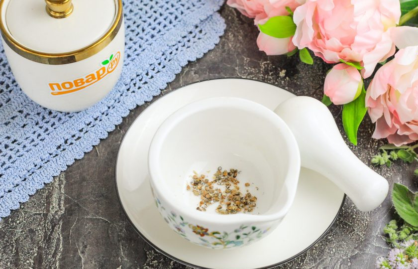 1. Этап. Кофе по-бедуински: Остудите их примерно 3-4 минуты и тщательно растолките, можно это сделать в ступке или кофемолке.