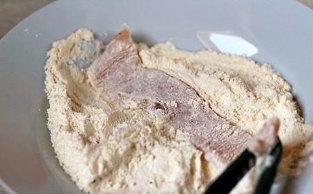 1. Этап. Куриные отбивные в сухарях: 4. Каждую куриную отбивную сперва необходимо вывалять в муке.