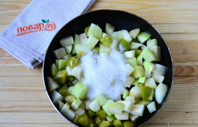 1. Этап. Лодочки из кабачков с дыней: Немного прогрейте их, чтобы начал выделяться сок, и всыпьте сахар. Готовьте, помешивая, примерно 10 минут, чтобы все фрукты стали очень мягкими, а сок стал густым и вязким.