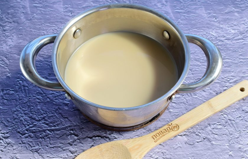 1. Этап. Бланманже кофейное: Молоко, сахар, ванилин и свежезаваренный кофе соедините в кастрюльке и доведите до кипения.