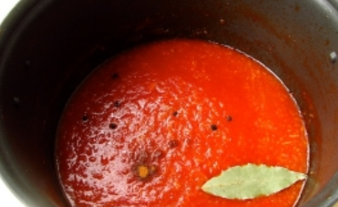 1. Этап. Соус Долмио: Добавляем в соус соль, сахар, лавровый лист и перец горошком. Варим еще 5 минут.