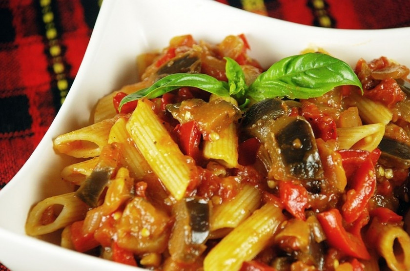 1. Этап. Подлива из баклажан: Отваренную пасту смешать с готовым соусом из баклажанов и помидоров и дать постоять под крышкой 1-2 мин.