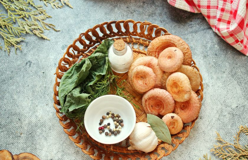 1. Этап. Волнушки соленые: Подготовьте все необходимые ингредиенты для приготовления соленых волнушек. Грибы переберите, почистите от мусора и грязи.