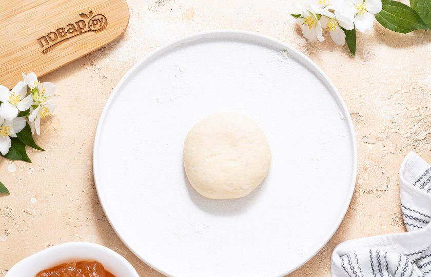 1. Этап. Постные пирожки с повидлом: Перевернете пирожок швом вниз, подкатайте и разровняйте.