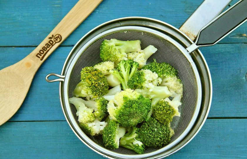 1. Этап. Брокколи на мангале: Отварите брокколи в подсоленной воде в течение 3 минут, чтобы она осталась хрупкой и сохранила свой цвет. Затем извлеките и опустите сразу в миску с ледяной водой, после чего воду слейте и откиньте капусту на сито.