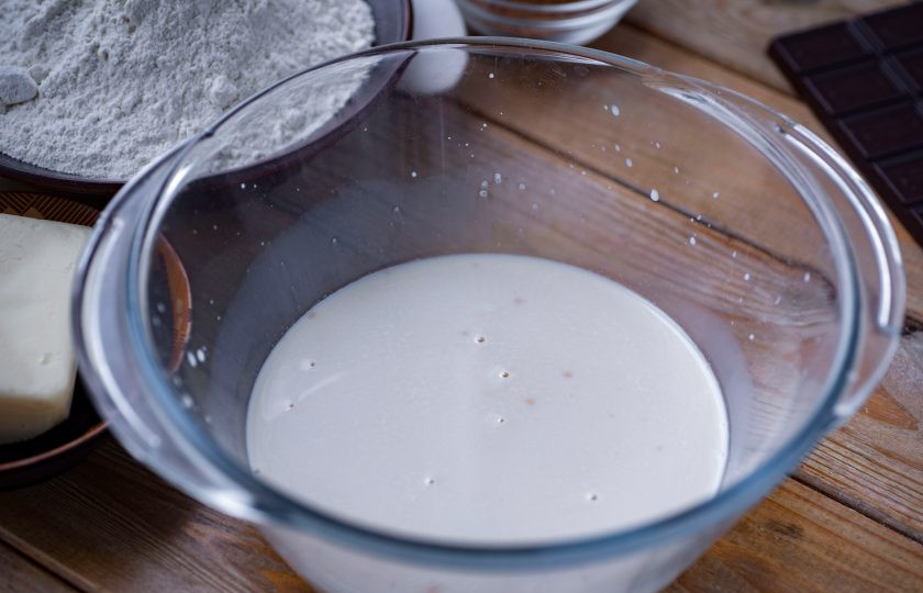 1. Этап. Шоколадные булочки: В просторную миску вылейте теплое молоко, разотрите пальцами дрожжи, добавьте 1 ст.л. сахара и все перемешайте до получения однородной смеси.