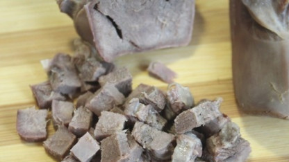 1. Этап. Жюльен из языка: Отварной язык нарежьте небольшими кубиками.