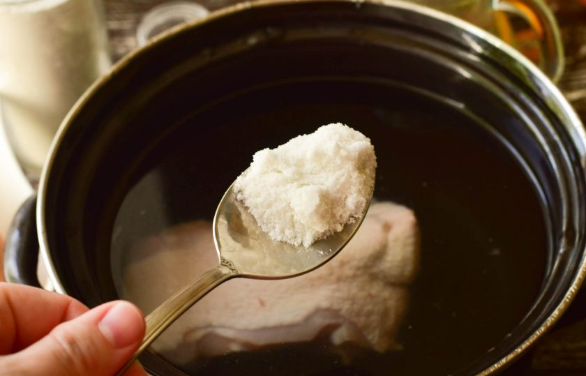 1. Этап. Гороховый суп с лапшой: Промойте куриную спинку, выложите ее в кастрюлю, залейте водой. Добавьте соль.