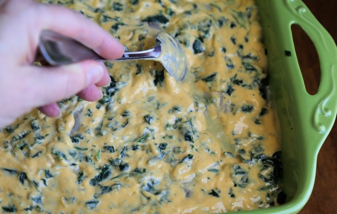 1. Этап. Рис с курицей в духовке: 4. Сверху присыпьте все тертым сыром или выложите ровным слоем сырный соус. Вот такая красота получается. Теперь можно отправить форму в разогретую духовку.