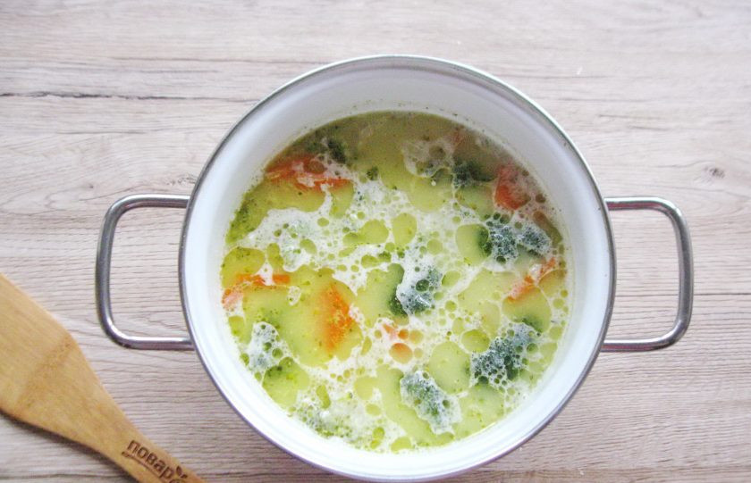 1. Этап. Сырный суп с брокколи и курицей: Варите суп до расплавления сыра 5-6 минут.