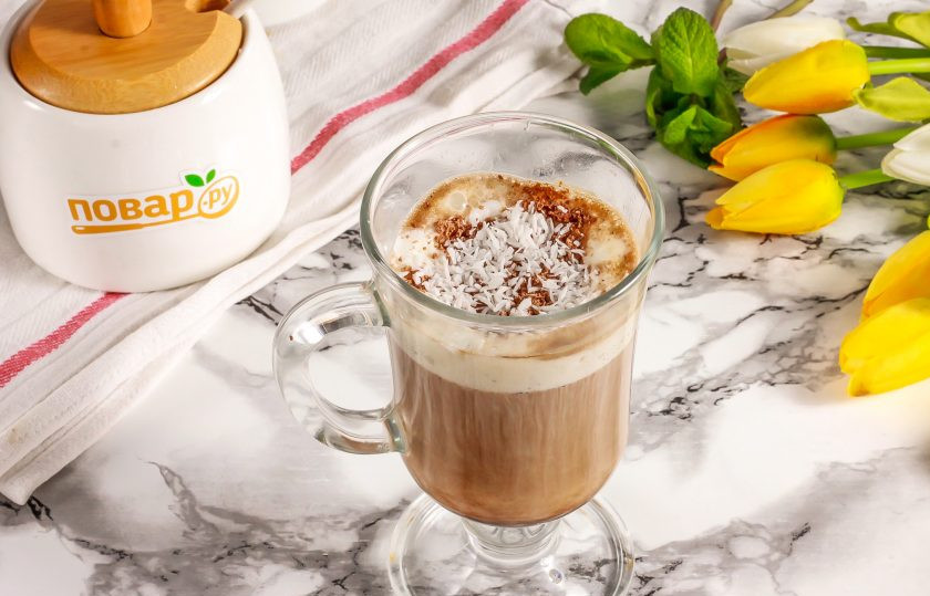 1. Этап. Кофе по-турецки Арабская ночь: Всыпьте кокосовую стружку любого, выбранного вами цвета: белую, желтую, розовую и т.д.