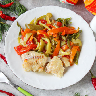 Минтай в духовке с перцем