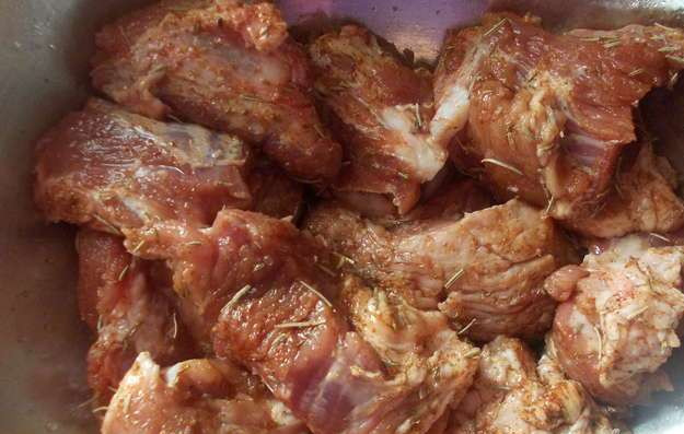 1. Этап. Свинина с базиликом: 1. Нарежьте мясо, добавьте к нему приправы, посолите и поперчите. После этого оставьте мариноваться его в специях и оливковом масле на полчаса.