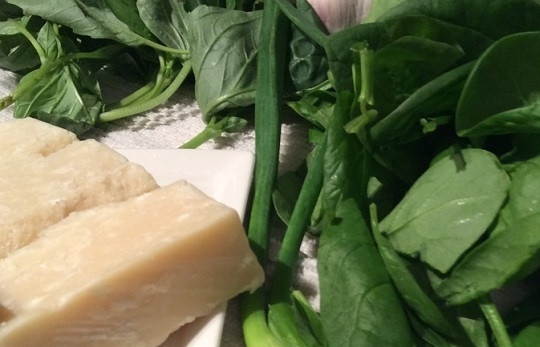 1. Этап. Базиликовое ризотто: 4. В чашу блендера отправьте сыр, вымытый и обсушенный базилик, шпинат. Добавьте по вкусу чеснок, миндаль, оливковое масло, зеленый лук, соль и перец. Измельчите до однородности. При необходимости добавьте пару ложек бульона.