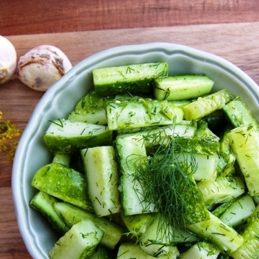 1. Этап. Салат из огурцов: Собственно, салат из огурцов готов к употреблению. Салат хорошо хранится в холодильнике, если его не солить, однако лучше всего, конечно, есть сразу же, свежим.