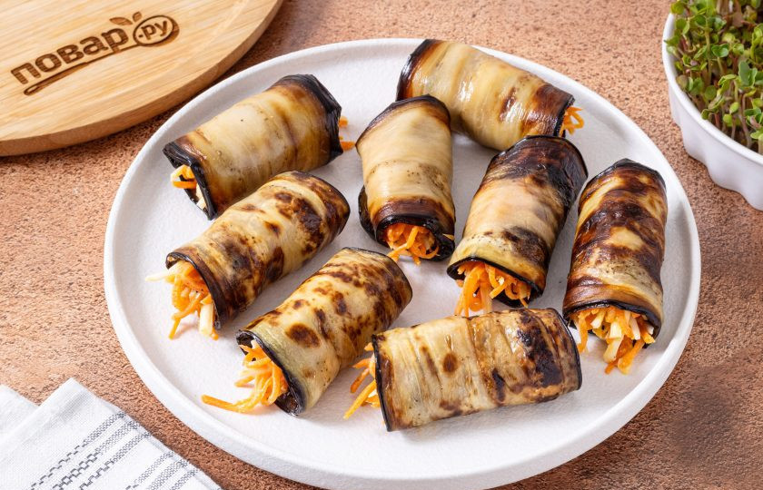 1. Этап. Рулетики из баклажана с сыром и морковью: Повторите так с остальными баклажанами, пока не закончится начинка.