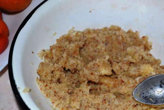 1. Этап. Баурсаки с начинкой: Тем временем можно заняться начинкой. Измельчите миндаль, добавьте 50 гр. сливочного масла, остальной белый сахар (50 гр.), ложку муки, чайную ложку рома и две чайные ложки молока. Тщательно перемешайте, а потом уберите на полчаса в холодильник. Удалите из абрикосов косточки, и вместо них положите миндальную начинку. Скрепите две половинки абрикоса.