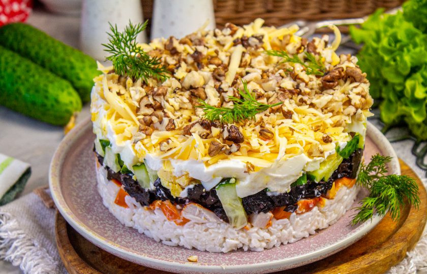 1. Этап. Салат с копченой курицей, черносливом и грецкими орехами: Снимите аккуратно сервировочное кольцо. Подавайте салат к столу! Приятного аппетита!