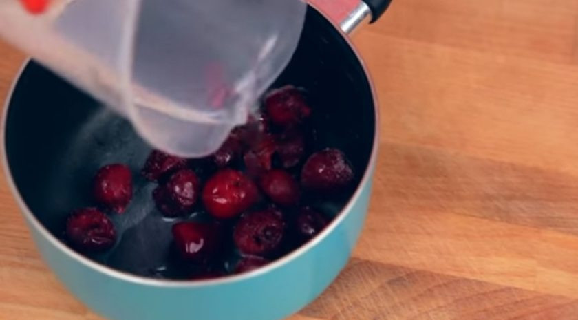 1. Этап. Молочный коктейль с ягодным сиропом: 1. Ягоды выложите в сотейник и добавьте к ним немного воды. Доведите смесь до кипения и кипятите до тех пор, пока ягоды не превратятся в пюре.