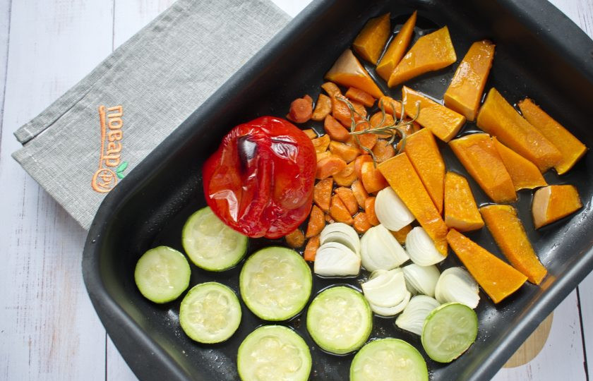 1. Этап. Суп-пюре из запеченных овощей: Поставьте запекаться в разогретую до 200°C духовку на 20-25 минут до мягкости овощей.