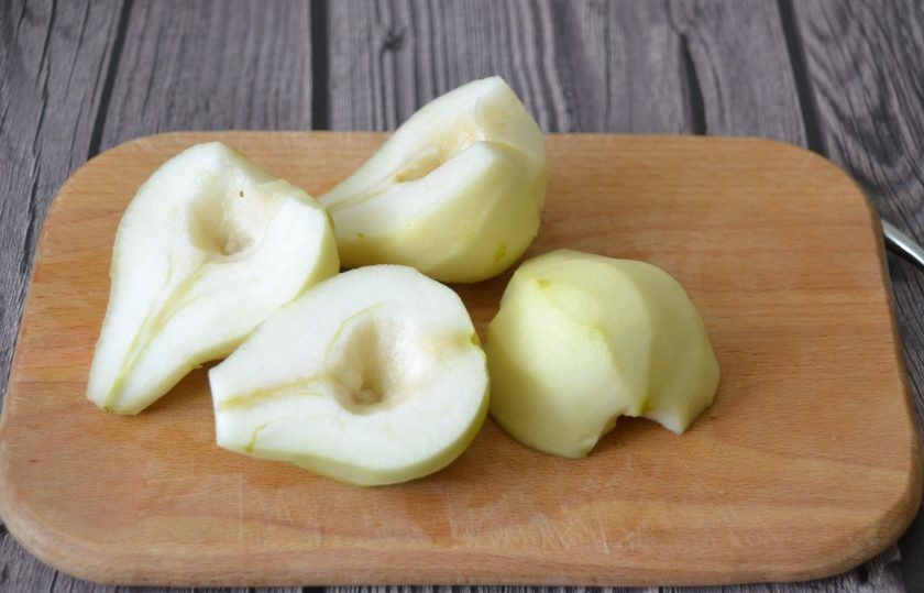 1. Этап. Карамелизированная груша: Груши очистите от кожуры и семян, разрежьте пополам.